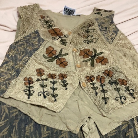 VINTAGE SKIRT & Vest - Picture 7 of 9